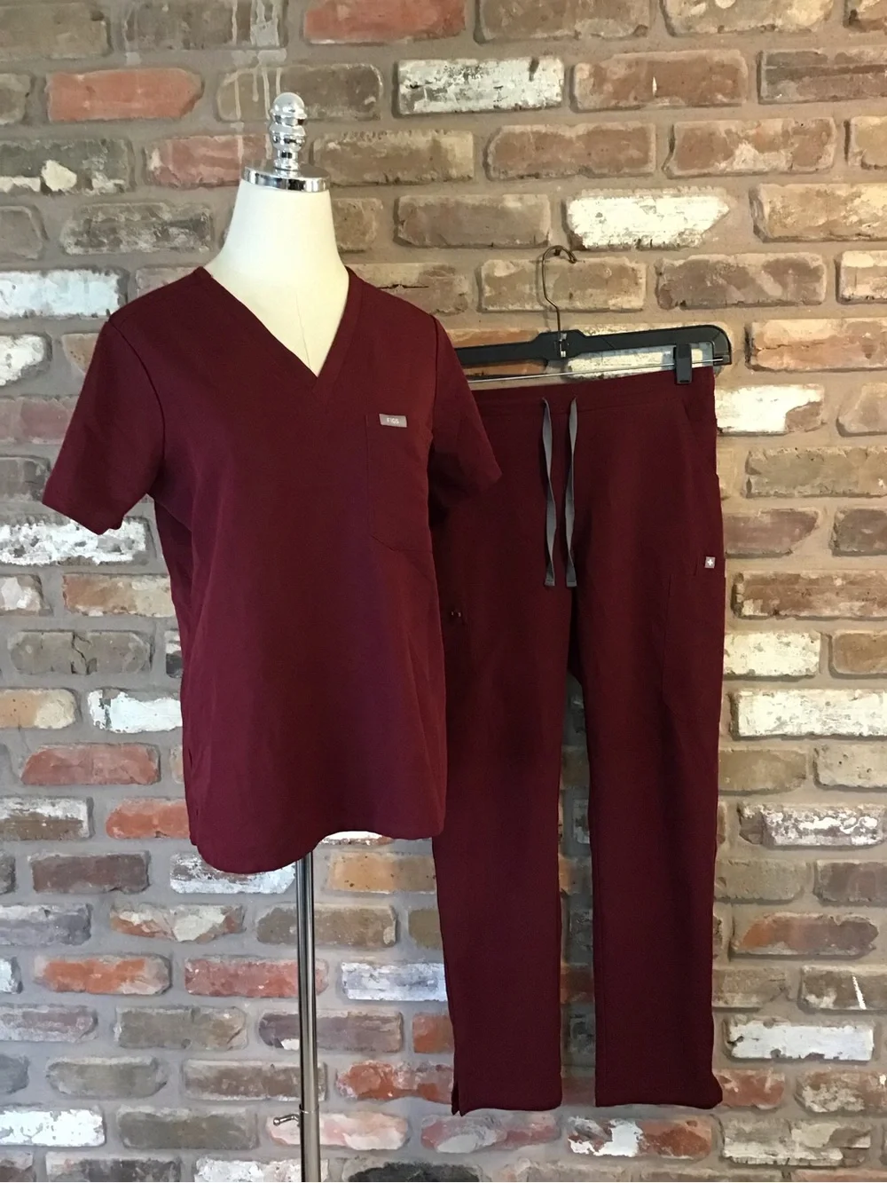 FIGS Women's Scrub Set in Burgundy S
